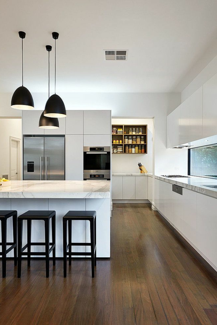 moderne küchen design weiß marmor schwarze barhocker pendelleuchten
