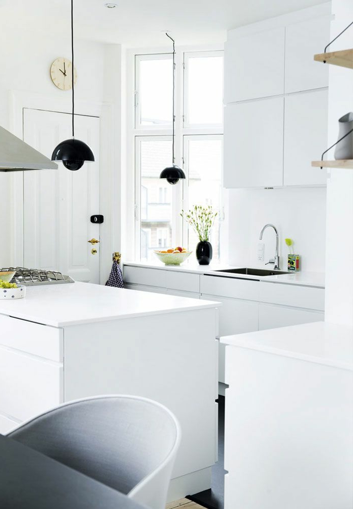 moderne küchen weißes design schwarze hängeleuchten