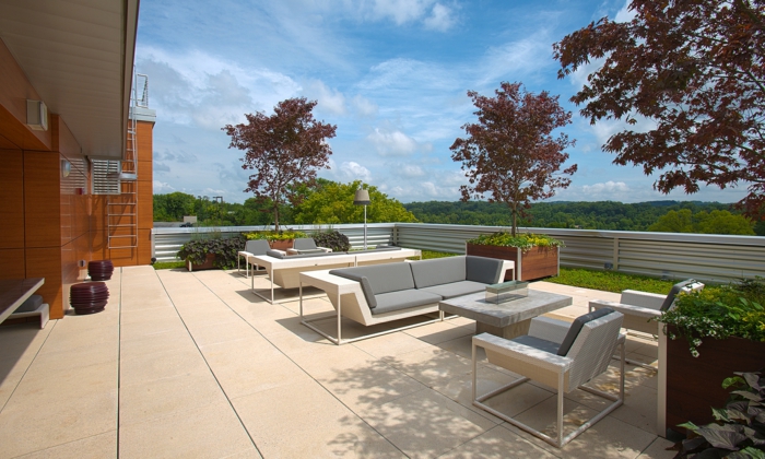 moderne terrassengestaltung coole außenmöbel pflanzen