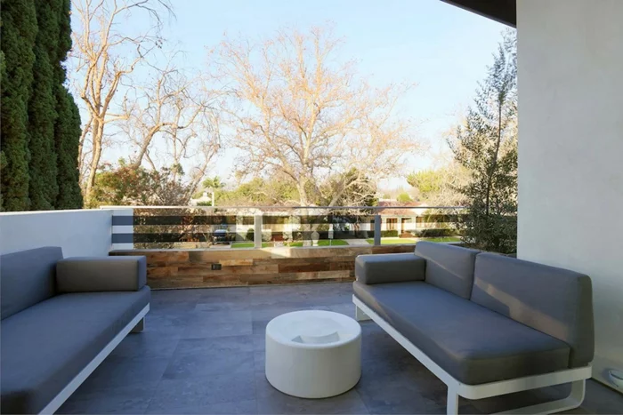 moderne terrassengestaltung graue sofas runder couchtisch bodenfliesen