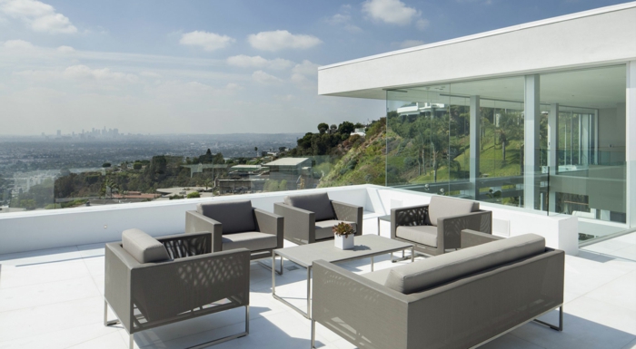 moderne terrassengestaltung gtraue außenmöbel minimalistisch