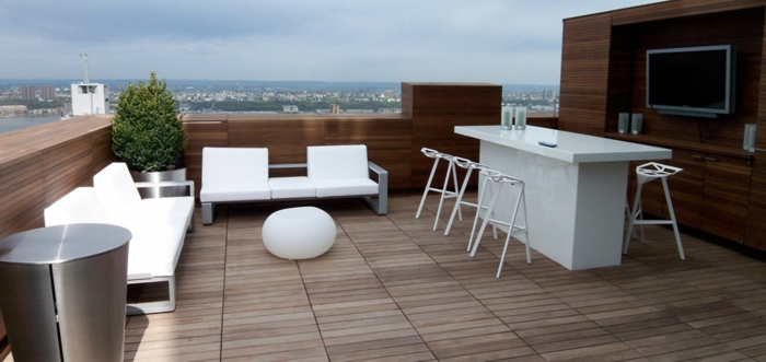 moderne terrassengestaltung modern frisch pflanzgefäße metall weiße stuhlauflagen