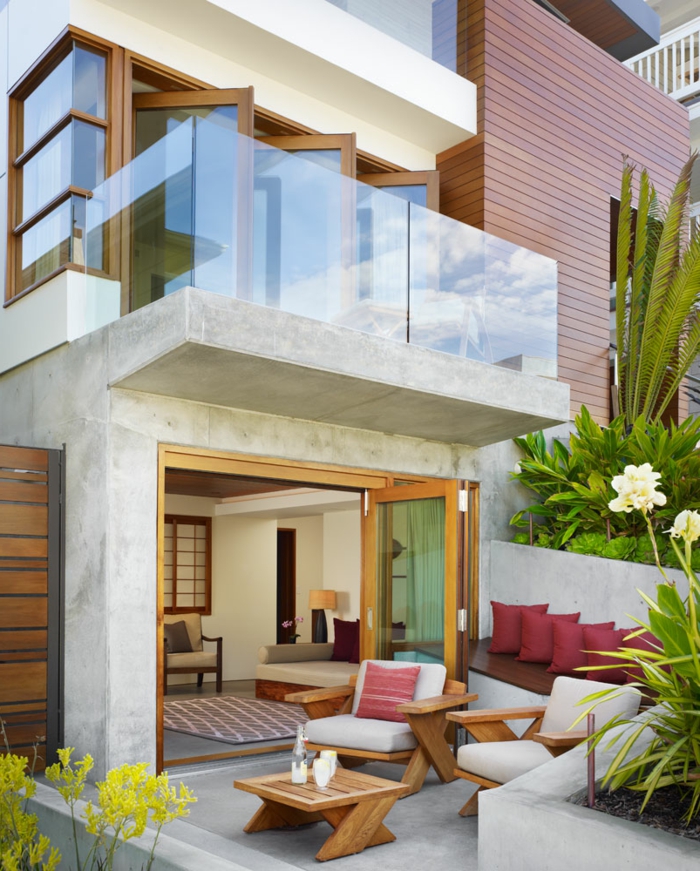 moderne terrassengestaltung schicke klappbare außenmöbel dekokissen