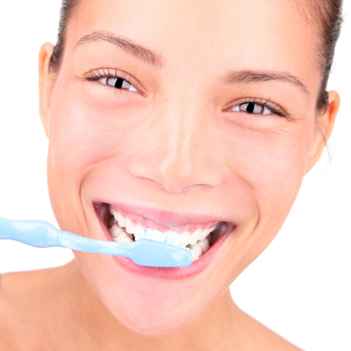 richtige zahnpflege mädchen zähne putzend