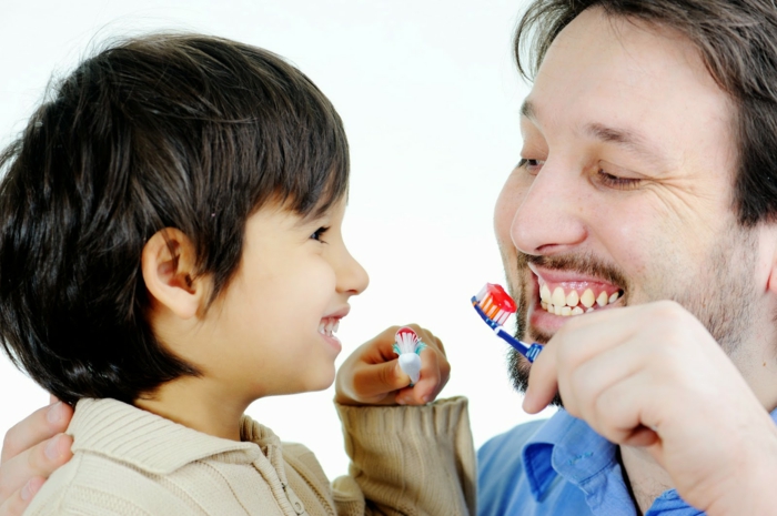 richtige zahnpflege vater und sohn zähne putzen