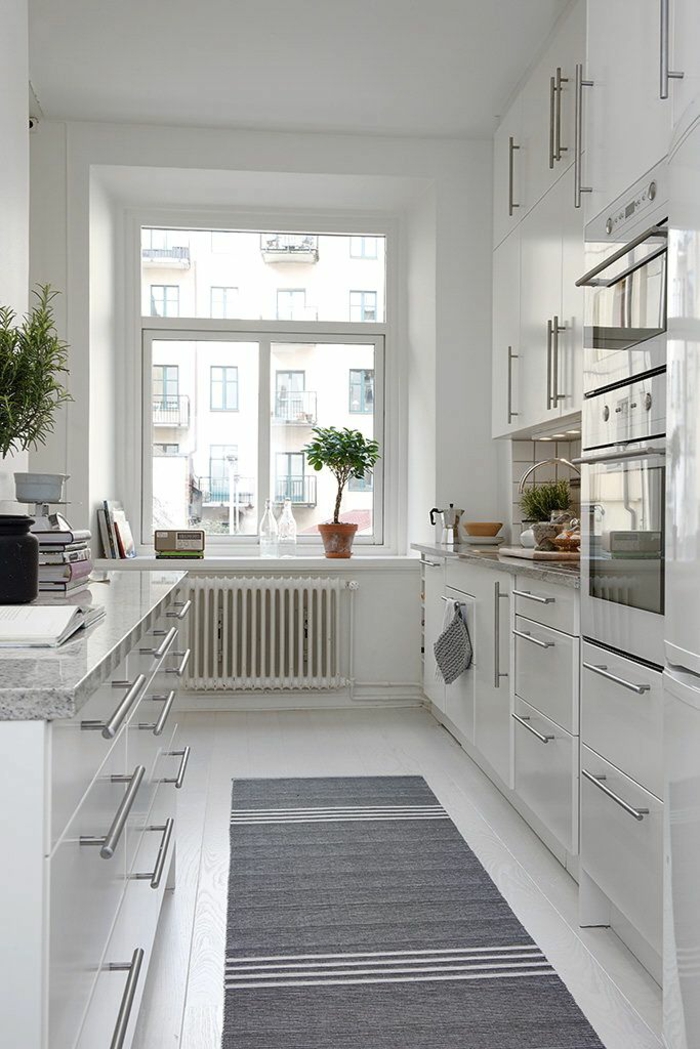 skandinavisch einrichten küche teppihläufer grau weiß