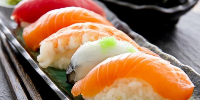 sushi-reis-kochen-roher-geräuecherter-fisch-krabben