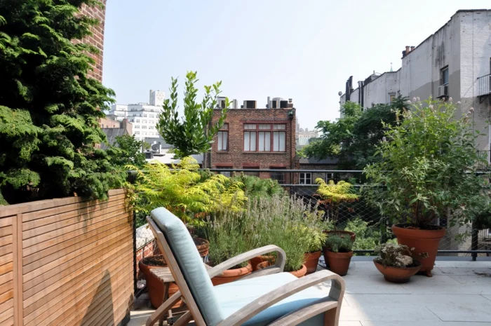 moderne terrassengestaltung bequemer sessel pflanzen