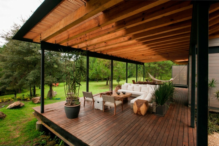 moderne terrassengestaltung elegante außenmöbel holzhocker pflanzen