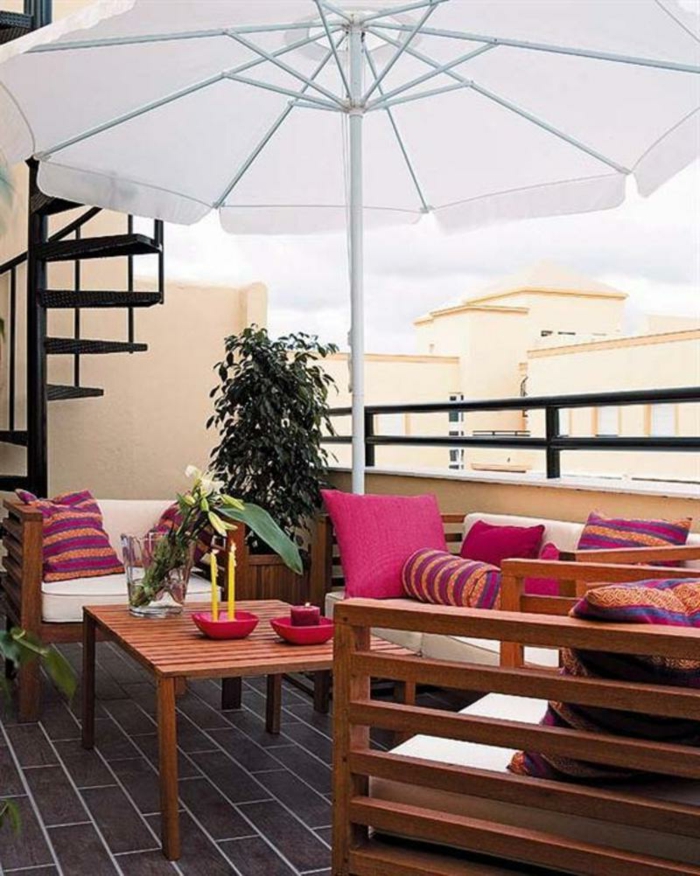moderne terrassengestaltung sonnenschirm rote dekokissen pflanzen