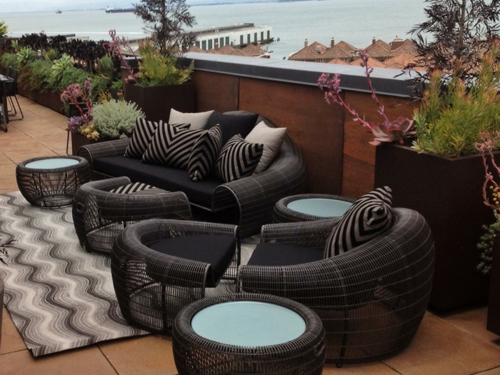 terrassengestaltung zeitgenössisch coole schwarze außenmöbel