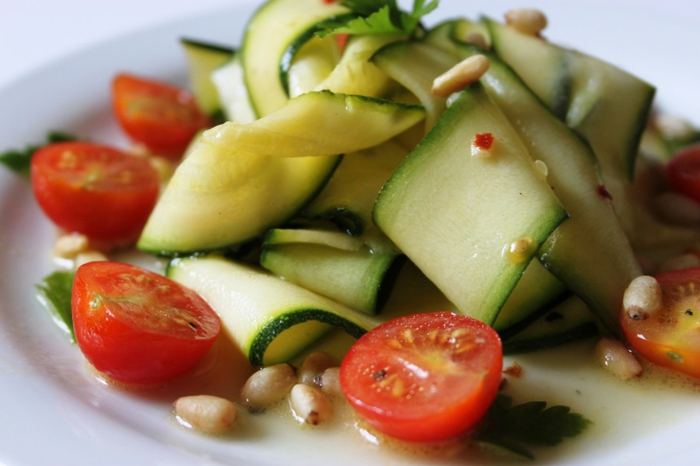 Möchten Sie einen Zucchini Salat zubereiten? 3 leckere Rezepte für Sie