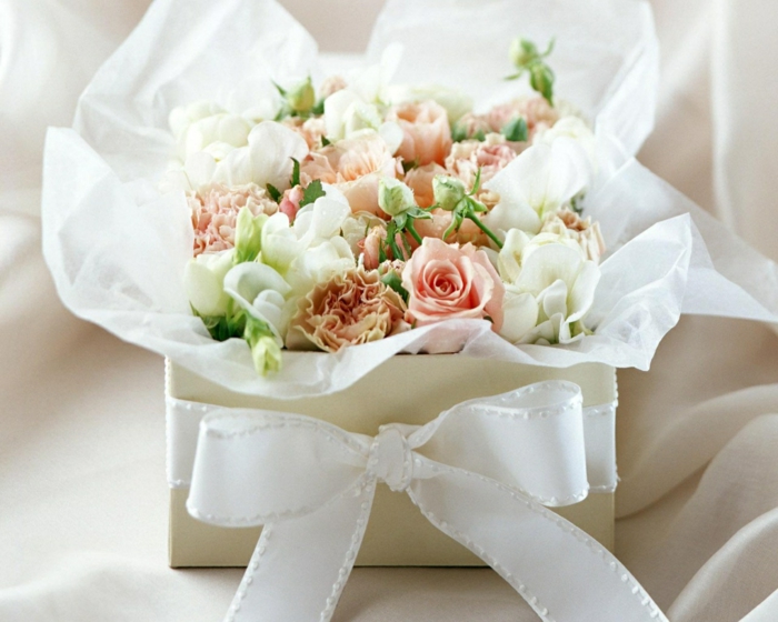 weiße rose geschenk überraschung rosenstrauß