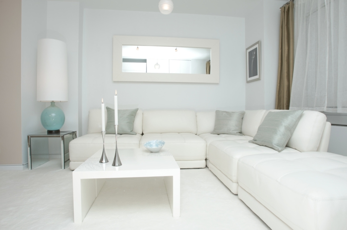 weiße wohnzimmermöbel ecsofa couchtisch dekoartikel