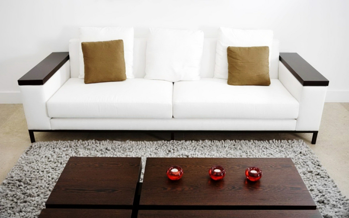 weiße wohnzimmermöbel weißes sofa hölzerner couchtisch teppich