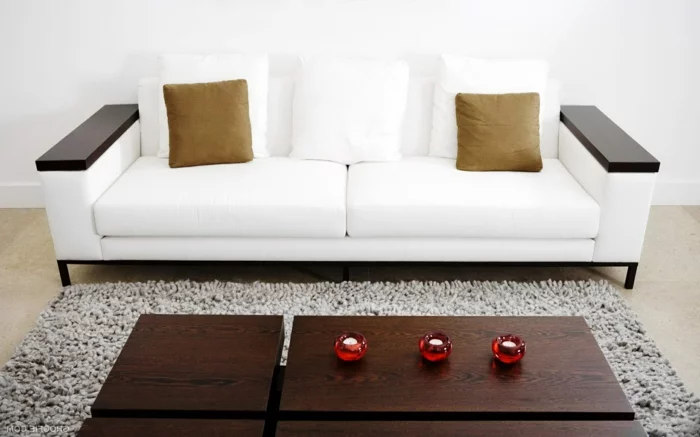 weiße wohnzimmermöbel weißes sofa hölzerner couchtisch teppich