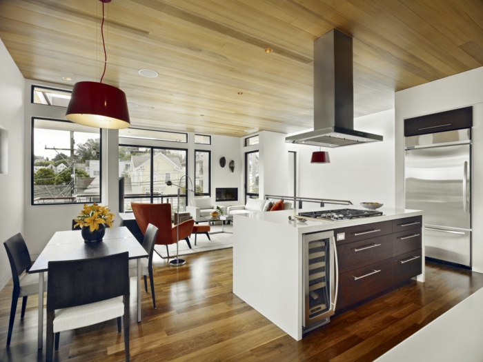 wohnzimmer design offener wohnplan kücheninsel holzdecke