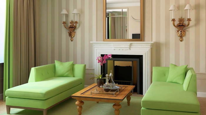 wohnzimmereinrichtung grüne sofas kamin wandleuchten streifentapete