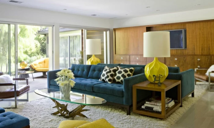 wohnzimmer einrichten ideen blaues sofa gelbe akzente