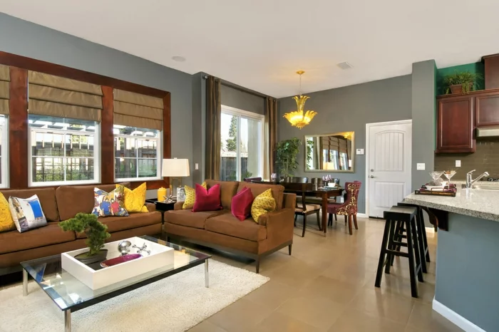 wohnzimmereinrichtung ideen braunes sofa farbige dekokissen kücheninsel