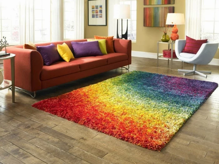 wohnzimmereinrichtungen farbiger teppich regenbogen oranges sofa