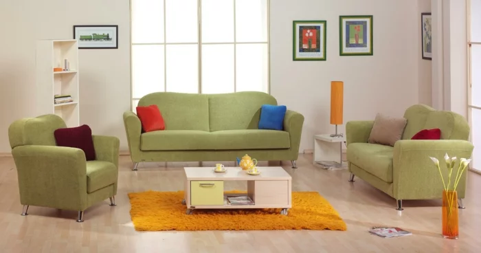 wohnzimmereinrichtung oranger teppich grüne möbel