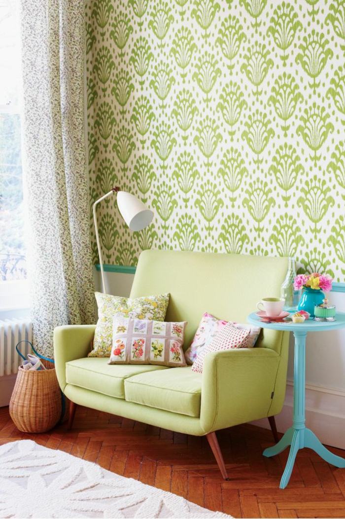wohnzimmereinrichtung sofa grün hellblauer beistelltisch tolle tapete