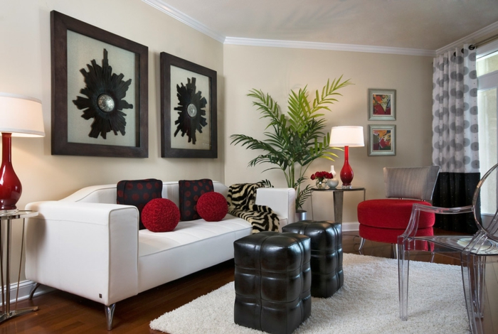 wohnzimmereinrichtung weißes sofa schwarze hocker rote akzente