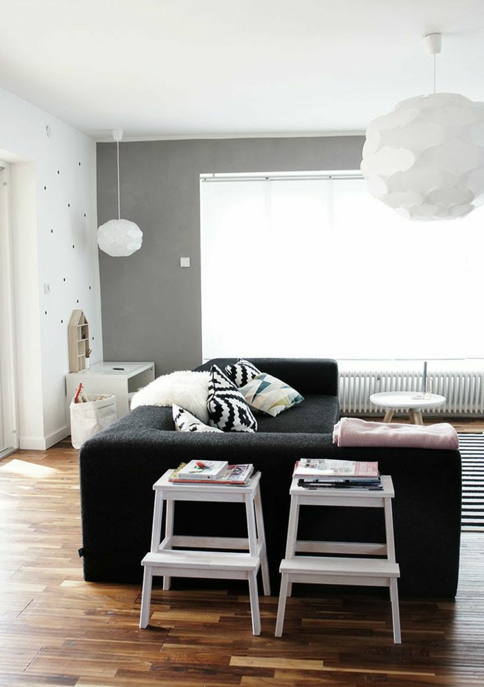 wohnzimmereinrichtungen schlichtes design schwarzes sofa weiße beistelltische