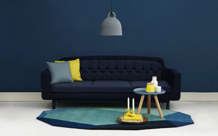 zimmerfarben ideen wohnzimmer dunkle wandfarbe sofa grelle akzente