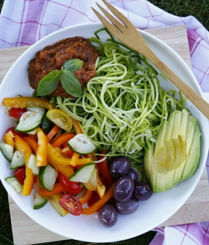zucchini salat rezepte zuchini spaghetti mit avocado und oliven