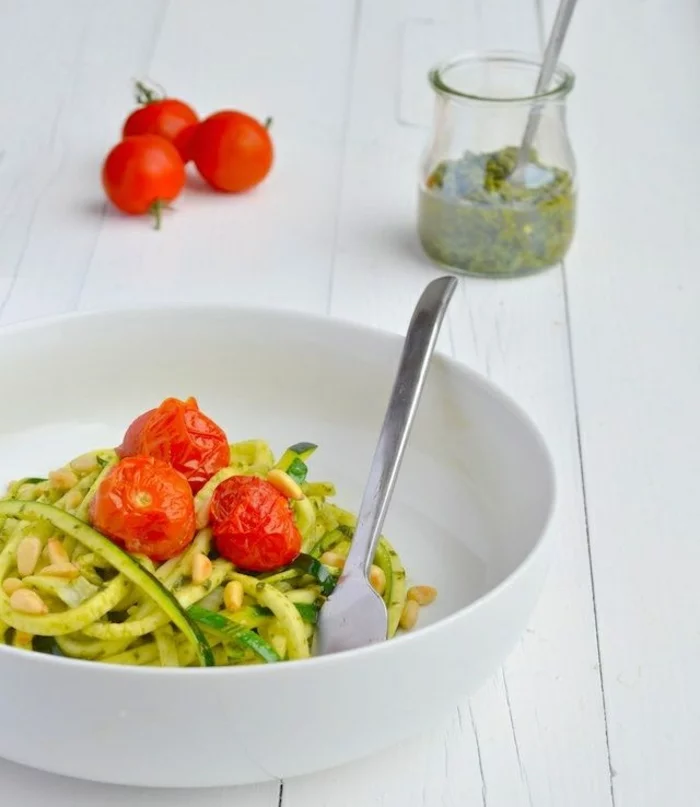 zucchini salat rezepte zucchini spaghetti mit pesto und cherry tomaten