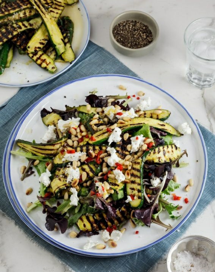 Möchten Sie einen Zucchini Salat zubereiten? 3 leckere Rezepte für Sie