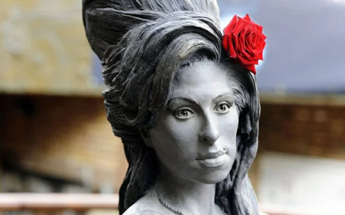 Amy Winehouse statue mit blume prominews
