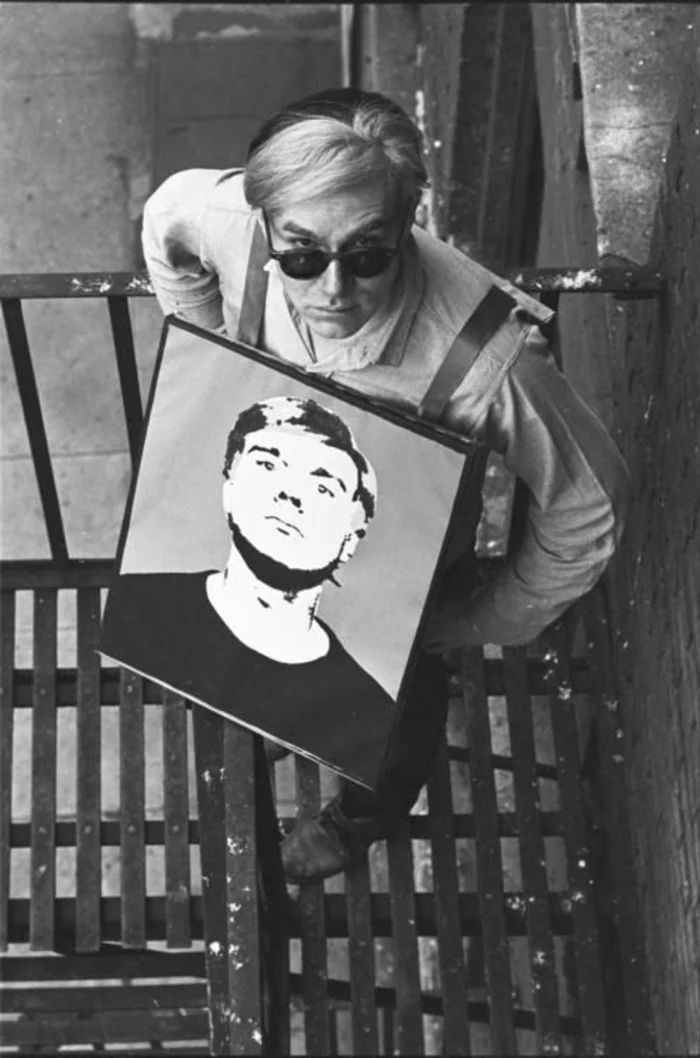 Andy Warhol Pop Art König mit einem seiner berühmten Werke sein Selbstportrait