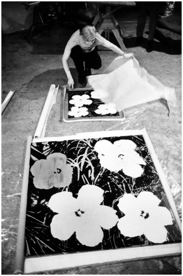 Andy Warhol berühmte Werke Siebdruck Blumen Flowers im Arbeitsprozess 