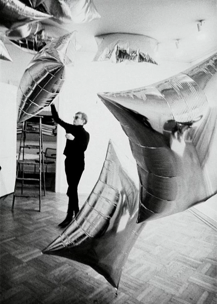  silver clouds ausstellung eine kinetische Art Installation Andy Warhol berühmte Werke