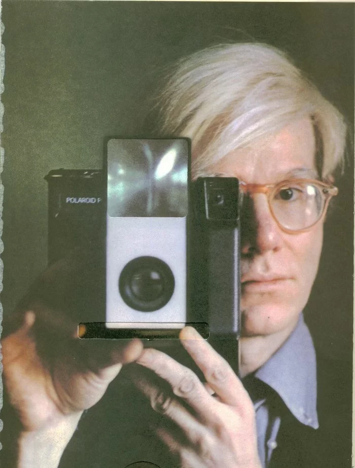 Andy Warhol Bild mit seiner Fotokamera Werke und Leben Kurzinfo
