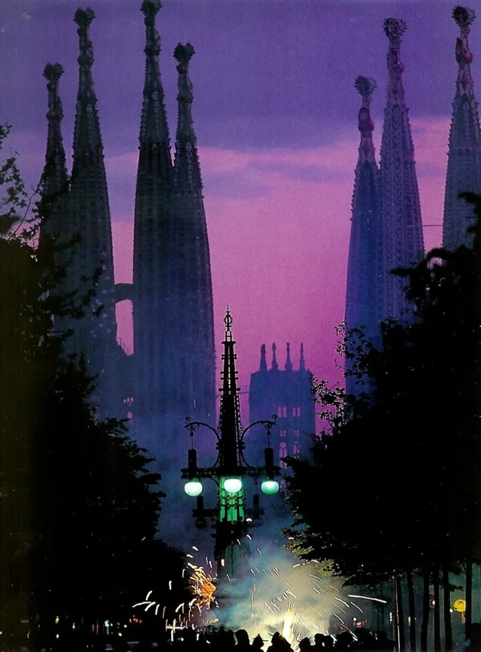 Antoni Gaudi Sagrada Familia in der nacht