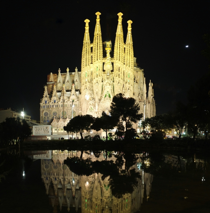 Antoni Gaudi Sagrada Familia nachts