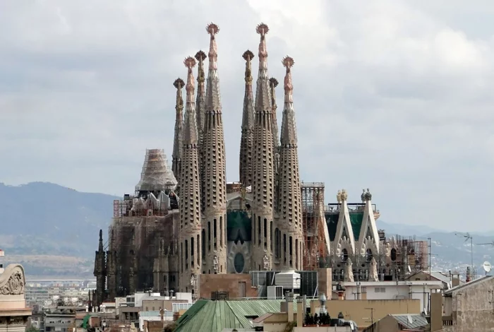 Antoni Gaudi Sagrada Familia seitlich