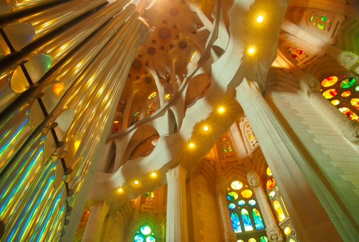 Antoni Gaudi Sagrada Familia von Innen das inneausstettung