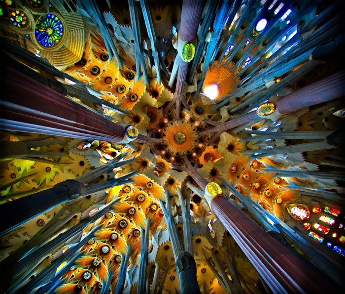 Antoni Gaudi Sagrada Familia von Innen das kuppel von unten