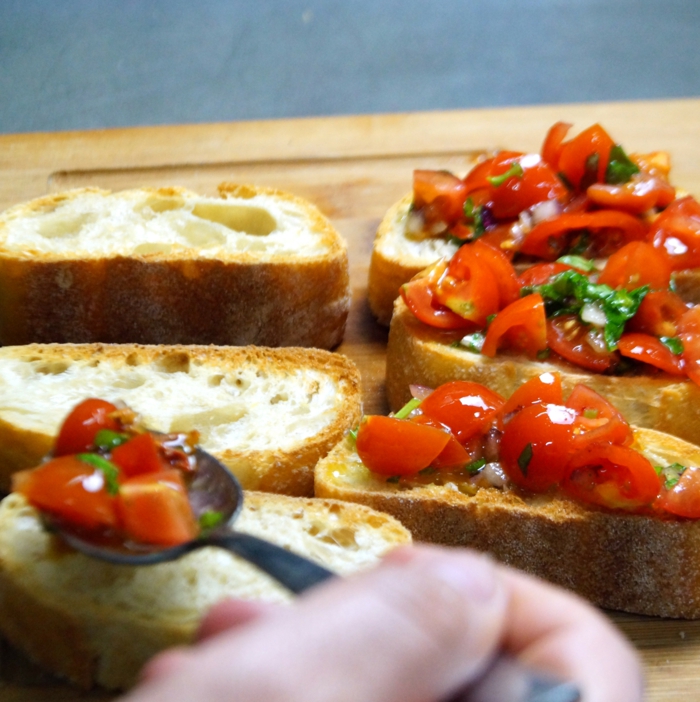 Bruschetta mit Tomaten löffel