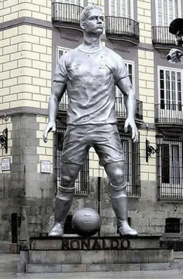Cristiano Ronaldo statue mit ball prominew