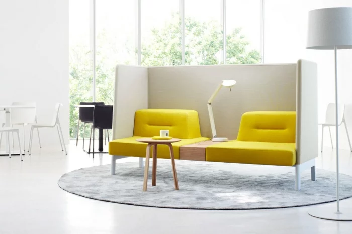 Docks modulares sofa gelb runder teppich stehlampe