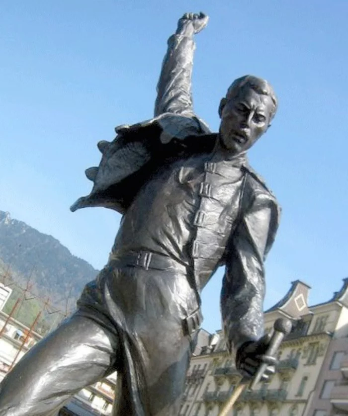 Freddie Mercury statue lebensecht prominews