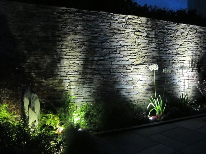 LED Beleuchtung Garten gehweg Mauer
