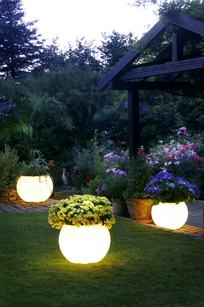 LED Beleuchtung Garten gehweg leuchtende Vasen