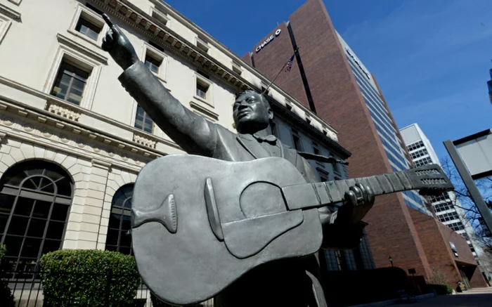 Lead Belly statue mit gitarre promi news